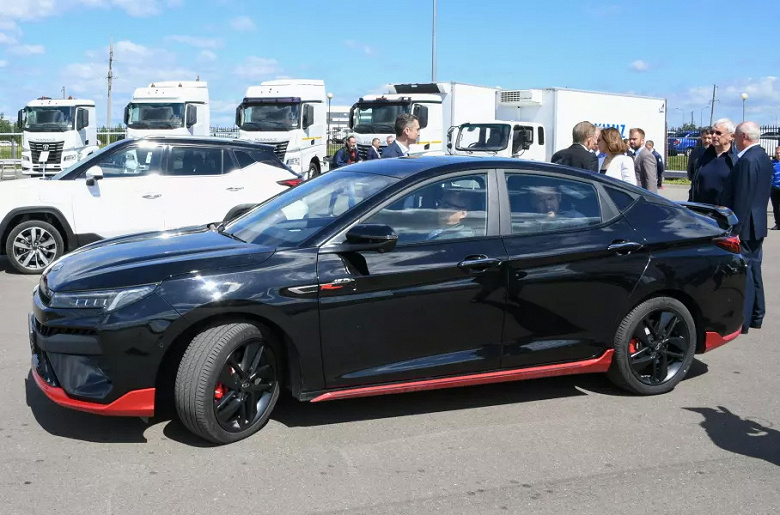 КамАЗ показал «злой» «Москвич 6»: 184 л.с. и красный спортивный обвес